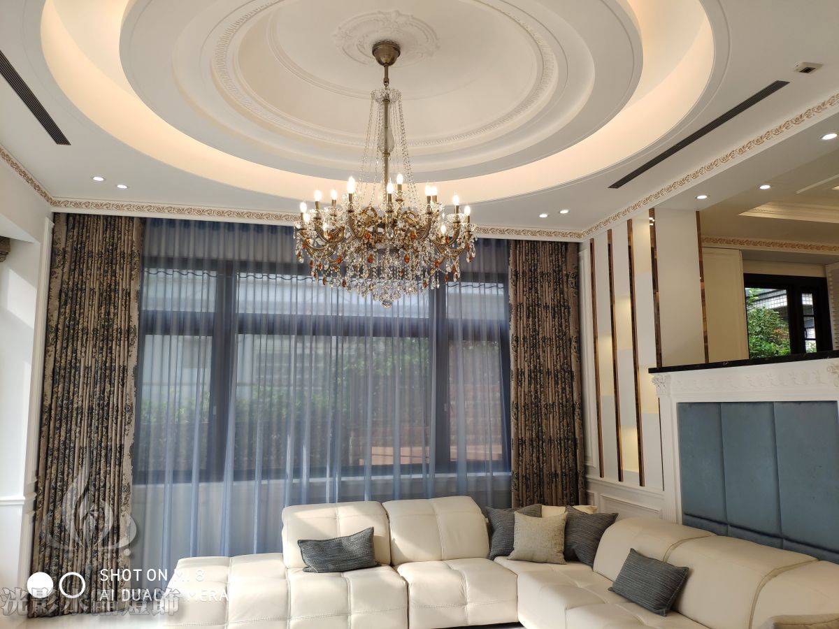 Simple modern neo-classical interior design, perfectly presenting the crystal lamp in the living room!