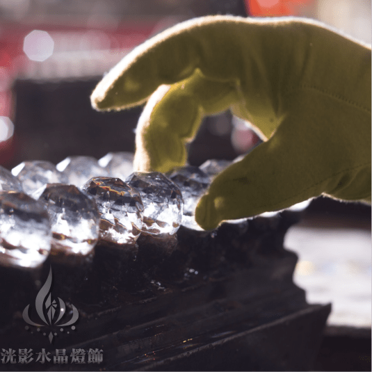 水晶燈的水晶是如何製作的呢？什麼是鉛玻璃？不同品牌水晶的差異在哪呢？