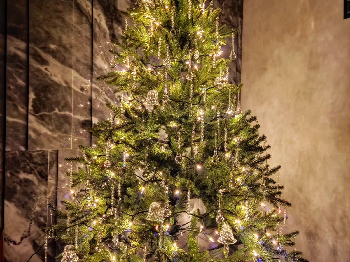 點綴溫馨，水晶聖誕樹打造家的溫馨聖誕角落！