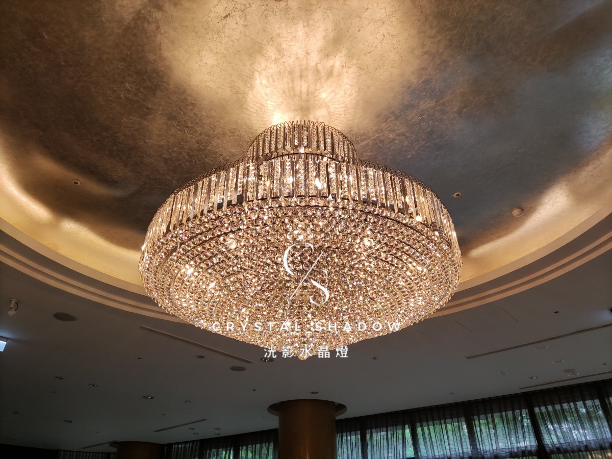 水晶燈工廠分享，專業清潔大型水晶燈，打造完美視覺空間，天母豪宅大廳案例。