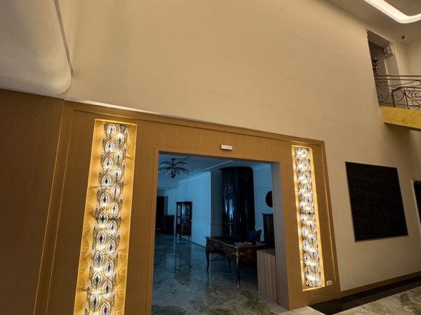 『水晶燈獨家設計』豪宅水晶壁燈設計，孔雀羽毛水晶龍柱燈的製作工藝解析。