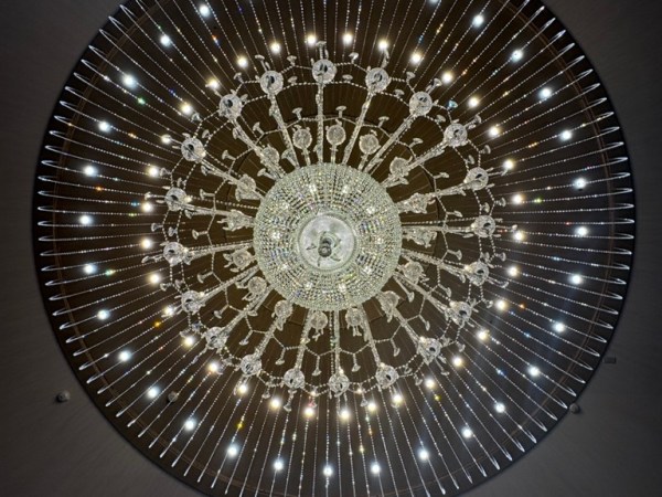 大型婚宴會館水晶燈設計，「水晶緞帶水晶燈」使用有限預算，打造氣派宴會新空間。